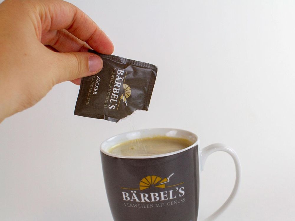 Residenz Sonneneck Kaffee Tasse mit Kaffe und Zucker Tütchen für Bärbels