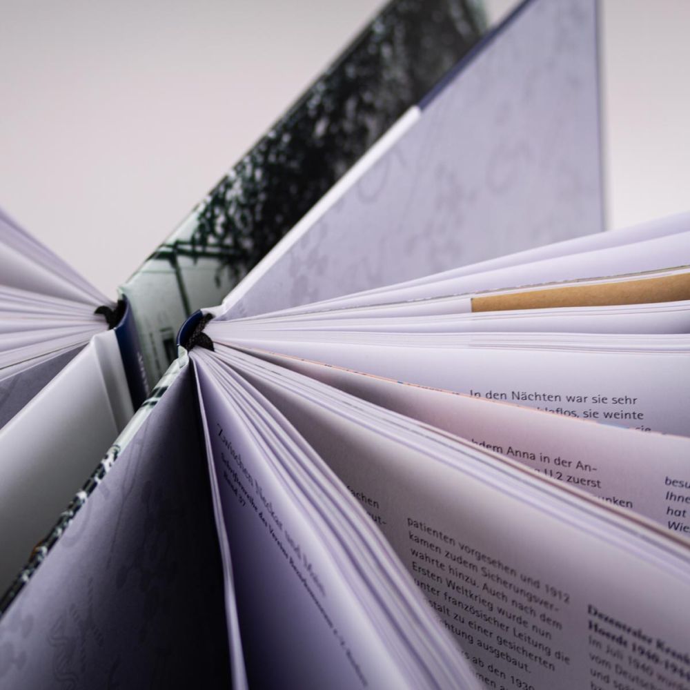 Bücher von oben aufgefächert fotografiert