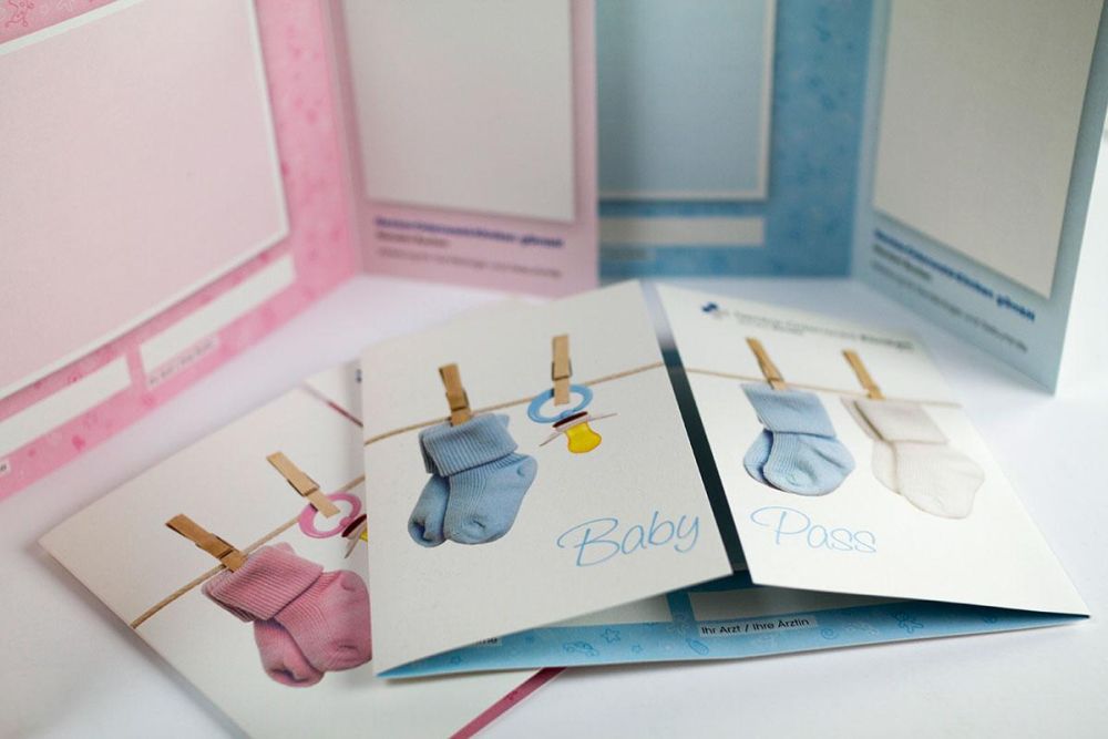 Babypässe in blau und rosa