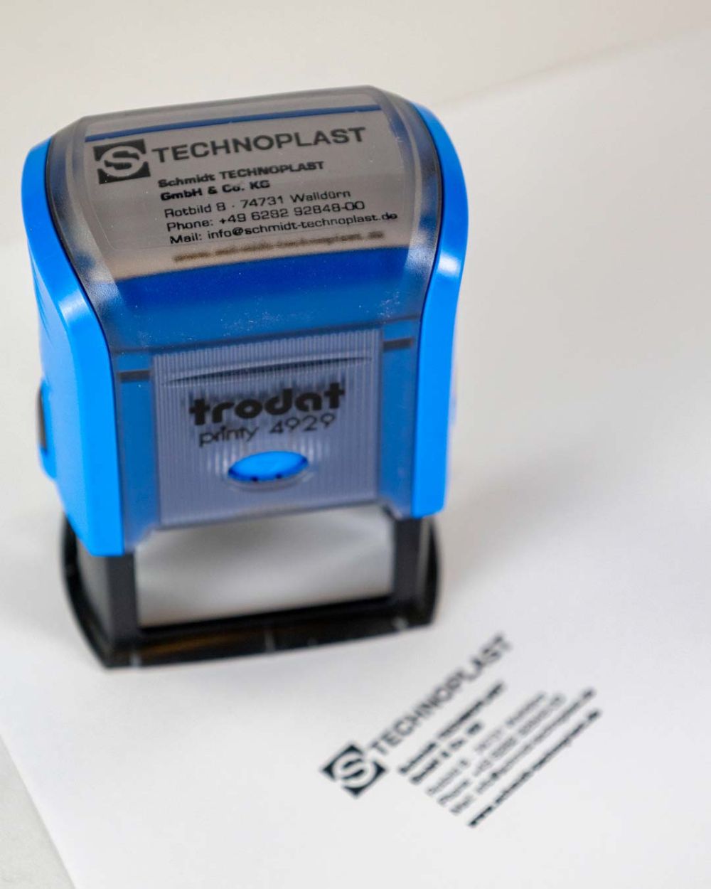 Personalisierter Stempel in blauem Gehäuse