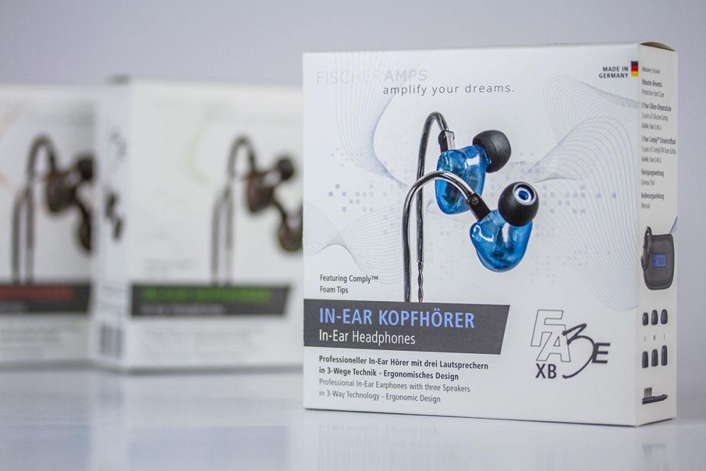 Weiße Verpackungen für blaue in-ear Kopfhörer