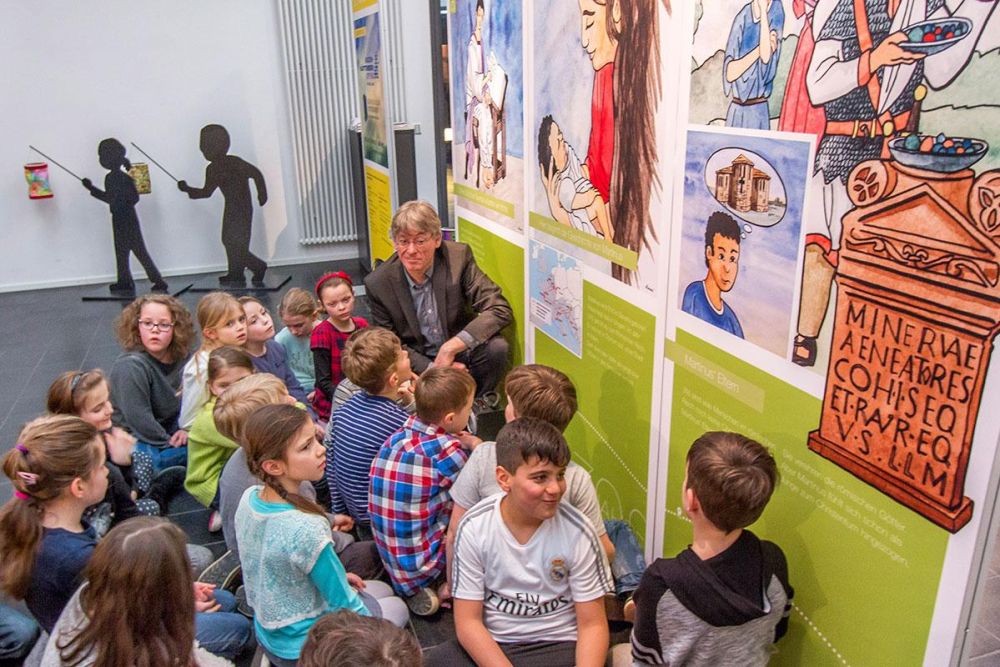 Kinder in der Ausstellung zu St. MArtin