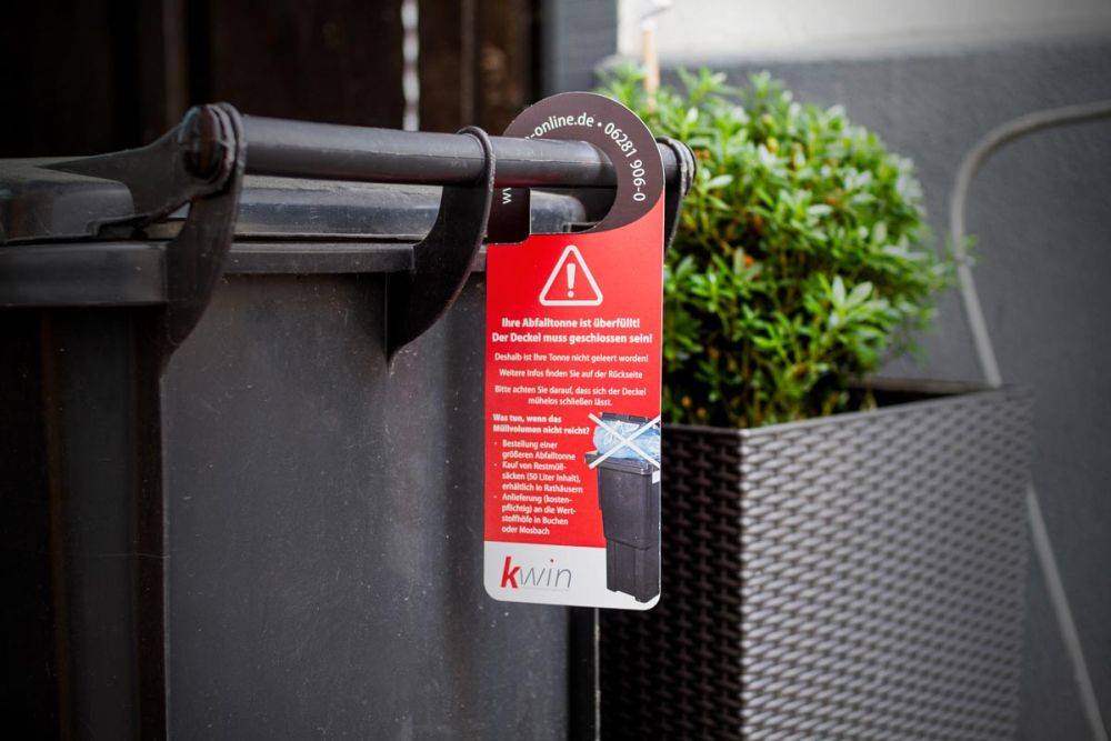Mülltonnenanhänger rot