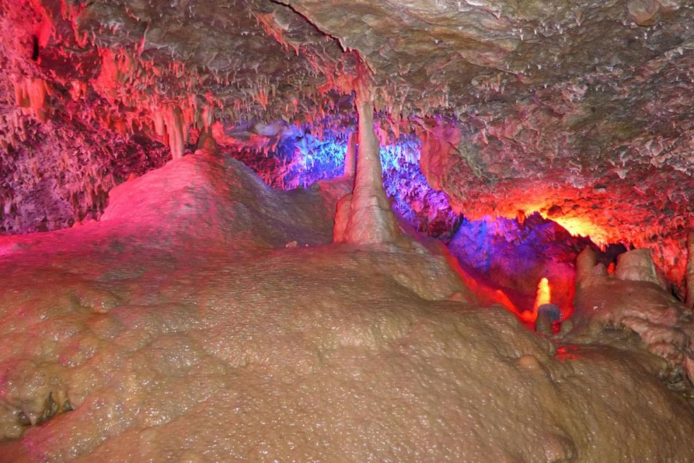 Beleuchtete Tropfsteine