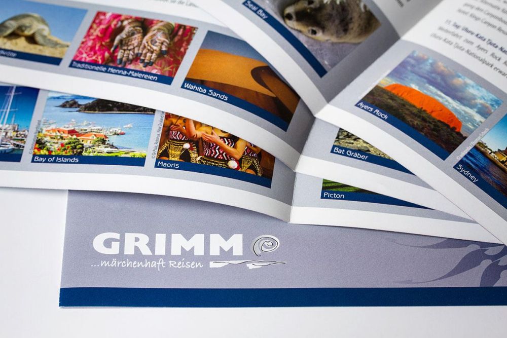 Reiseflyer mit Grimm Reisen Logo