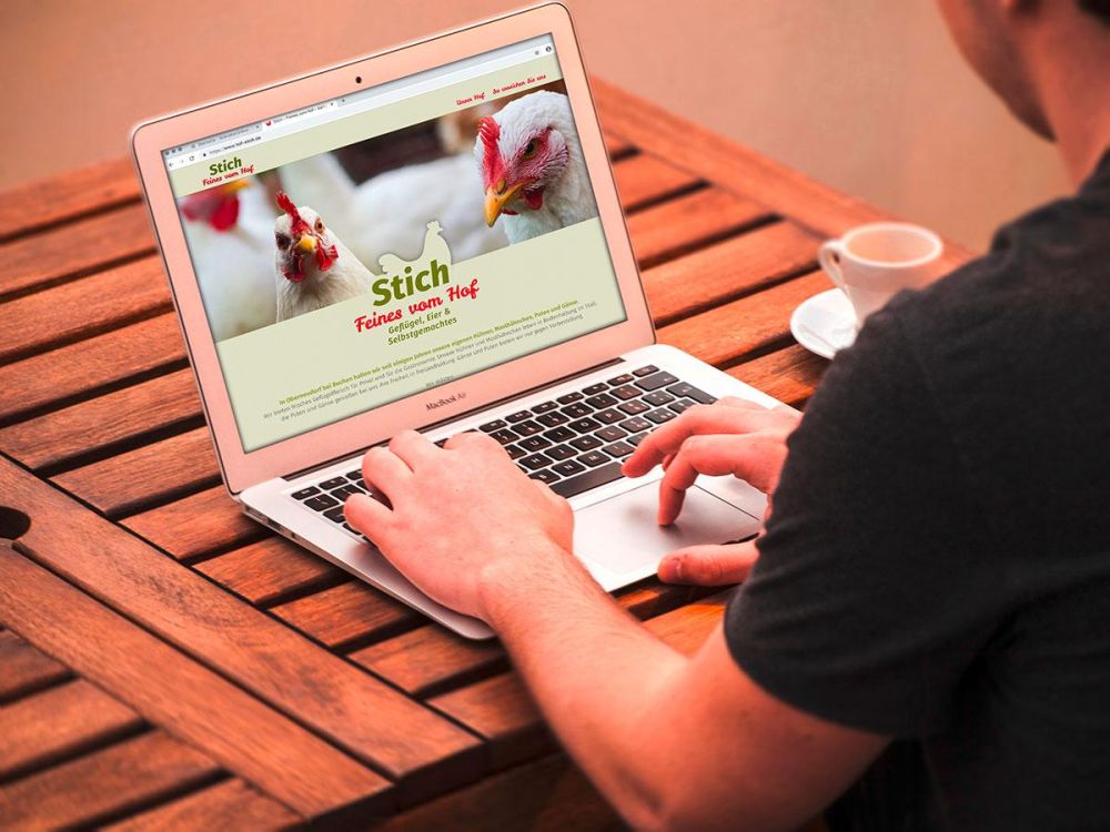 Webseite Hof Stich auf einem Laptop