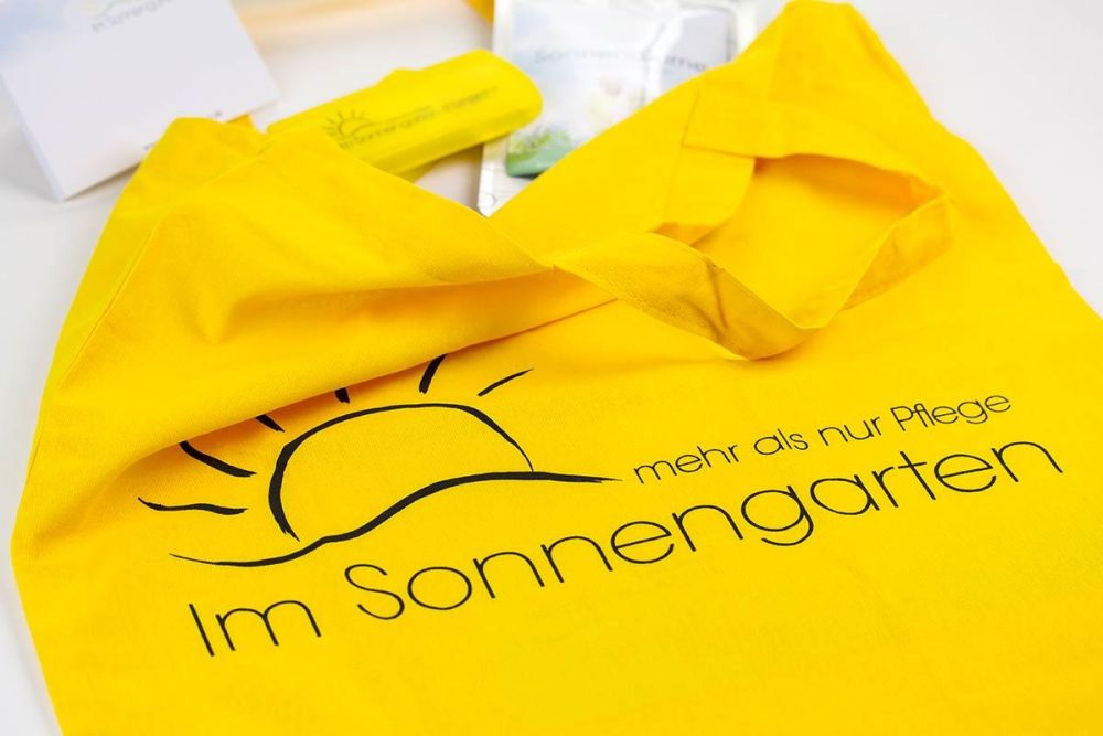 Gelbe Stofftasche mit Aufdruck Im Sonnengarten