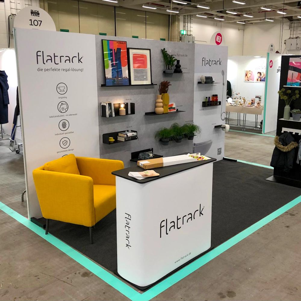 Messestand mit Rückwand und Tisch