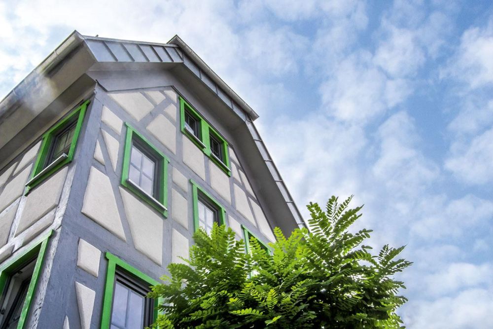 Unser Bürogebäude in einem Fachwerkhaus mit grünen Fensterumrandungen
