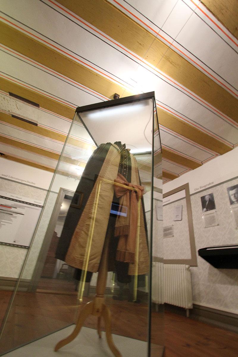 Kleider von JMK in einer Vitrine