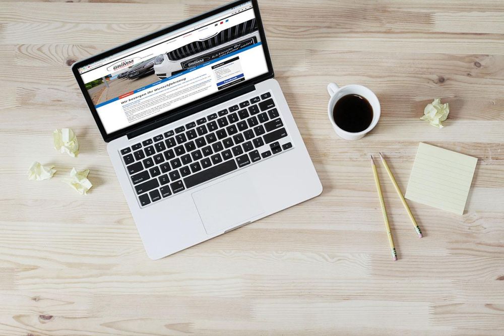 Webseite Grimm Automobile auf einem MacBook